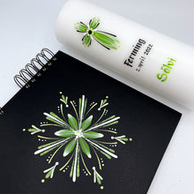 Load image into Gallery viewer, ÍSLANDSKLUKKA - kerti+bók <br> <small>Eplagrænt, svart og silfur <br></small>