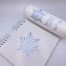 Load image into Gallery viewer, ÍSLANDSSÓL - kerti+bók <br> <small>Ljósblátt, hvítt og silfur </small>