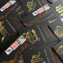 Load image into Gallery viewer, BLACKLETTER SKRAUTSKRIFT<br>LIVE NETNÁMSKEIÐ<br>fyrir byrjendur<br><small>16. okt., 23. okt. og 6. nóv. 2025</small>