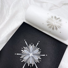 Load image into Gallery viewer, GEISLASÓL - kerti+bók <br> <small>Hvít og silfur </small>