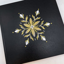 Load image into Gallery viewer, ÍSLANDSSÓL - kerti+bók <br> <small>Gull, hvítt og svart </small>