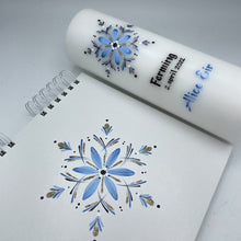 Load image into Gallery viewer, ÍSLANDSSÓL - kerti+bók <br> <small>Ljósblátt, svart og silfur </small>