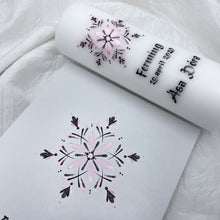 Load image into Gallery viewer, ÍSLANDSSÓL - kerti+bók <br> <small>Ljósbleikt og svart </small>