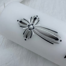 Load image into Gallery viewer, ÍSLANDSKLUKKA - kerti+bók <br> <small>Dökkgrátt, hvítt og silfur </small>