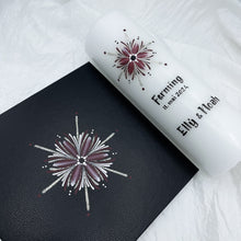 Load image into Gallery viewer, GEISLASÓL - kerti+bók <br> <small>Vínrautt, svart og antíksilfur </small>