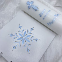 Load image into Gallery viewer, ÍSLANDSSÓL - kerti+bók <br> <small>Ljósblátt, hvítt og silfur </small>