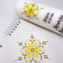 Load image into Gallery viewer, ÍSLANDSSÓL - kerti+bók <br> <small>Gult, svart og silfur </small>