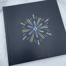 Load image into Gallery viewer, ÍSLANDSKLUKKA - kerti+bók <br> <small>Dökkblátt, hvítt og gull<br>ekki með glimmeri </small>