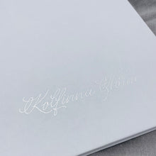 Load image into Gallery viewer, MERKING Á BÓKARKÁPU<br>Fólía<br><small>1 lína miðjuð</small>