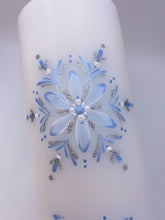 Load image into Gallery viewer, ÍSLANDSSÓL - kerti+bók <br> <small>Ljósblátt, hvítt og silfur </small>