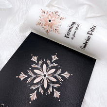 Load image into Gallery viewer, ÍSLANDSSÒL - kerti+bók <br> <small>Antíkbleikt, svart og antíksilfur </small>