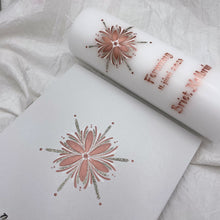 Load image into Gallery viewer, GEISLASÓL - kerti+bók <br> <small>Rosegold og antíksilfur </small>