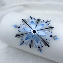 Load image into Gallery viewer, ÍSLANDSKLUKKA - kerti+bók <br> <small>Ljósblátt, dökkblátt og silfur </small>