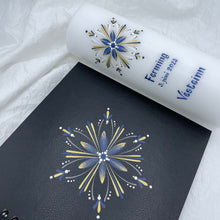 Load image into Gallery viewer, ÍSLANDSKLUKKA - kerti+bók <br> <small>Dökkblátt, hvítt og gull<br>ekki með glimmeri </small>