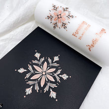 Load image into Gallery viewer, ÍSLANDSSÒL - kerti+bók <br> <small>Rosegold, svart og antíksilfur </small>