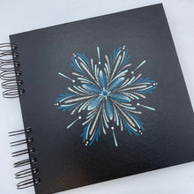 Load image into Gallery viewer, PÁFUGL - kerti+bók <br> <small>Blágrænt og antíksilfurl</small>