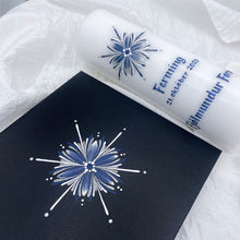 Load image into Gallery viewer, GEISLASÓL - kerti+bók <br> <small>Dökkblátt og silfur </small>