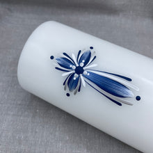 Load image into Gallery viewer, ÍSLANDSKLUKKA - kerti+bók <br> <small>Dökkblátt, hvítt og silfur<br>ekki með glimmeri </small>