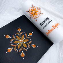 Load image into Gallery viewer, ÍSLANDSSÓL - kerti+bók <br> <small>Appelsínugult, svart og silfur </small>