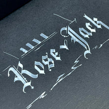 Load image into Gallery viewer, BLACKLETTER SKRAUTSKRIFT<br>LIVE NETNÁMSKEIÐ<br>fyrir byrjendur<br><small>16. okt., 23. okt. og 6. nóv. 2025</small>