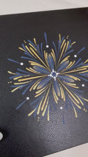 Load and play video in Gallery viewer, PÁFUGL - kerti+bók <br> <small>Dökkblátt og gull </small>