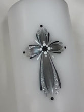 Load and play video in Gallery viewer, PÁFUGL - kerti+bók <br> <small>Svart, hvítt og silfur </small>