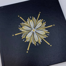 Load image into Gallery viewer, GEISLASÓL <br> <small>Gull og hvítt </small>