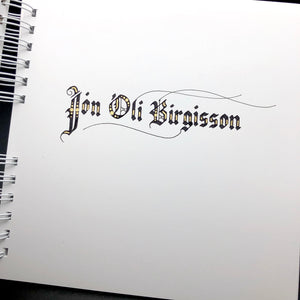 BLACKLETTER SKRAUTSKRIFT<br>LIVE NETNÁMSKEIÐ<br>fyrir byrjendur<br><small>3. sept, 10. sept og 1. okt 2024</small>