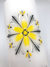 Load image into Gallery viewer, ÍSLANDSKLUKKA - kerti+bók &lt;br&gt; &lt;small&gt;Gult, svart og silfur &lt;/small&gt;
