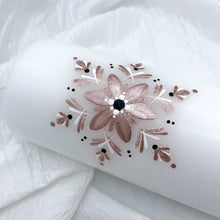 Load image into Gallery viewer, ÍSLANDSSÓL&lt;br&gt;&lt;small&gt;Antíkbleikt, hvítt og svart&lt;br&gt;&lt;/small&gt;
