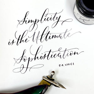 MODERN CALLIGRAPHY<br>LIVE NETNÁMSKEIÐ<br>fyrir byrjendur<br><small>23. 30. maí og 6. júní 2023</small>