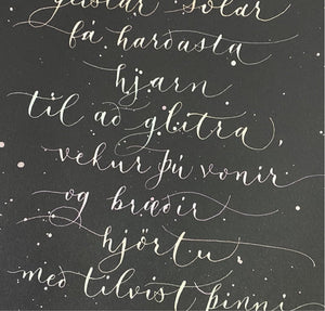 MODERN CALLIGRAPHY<br>LIVE NETNÁMSKEIÐ<br>fyrir byrjendur<br><small>Hefst 16. Okt. 2024</small>