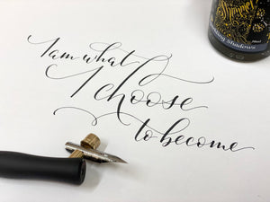 MODERN CALLIGRAPHY<br>LIVE NETNÁMSKEIÐ<br>fyrir byrjendur<br><small>23. 30. maí og 6. júní 2023</small>